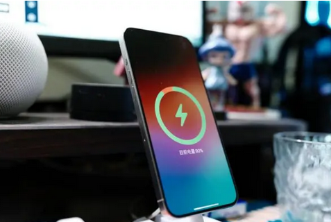 青湖路街道苹果15换屏服务分享用什么充电器给iPhone15充电更好 